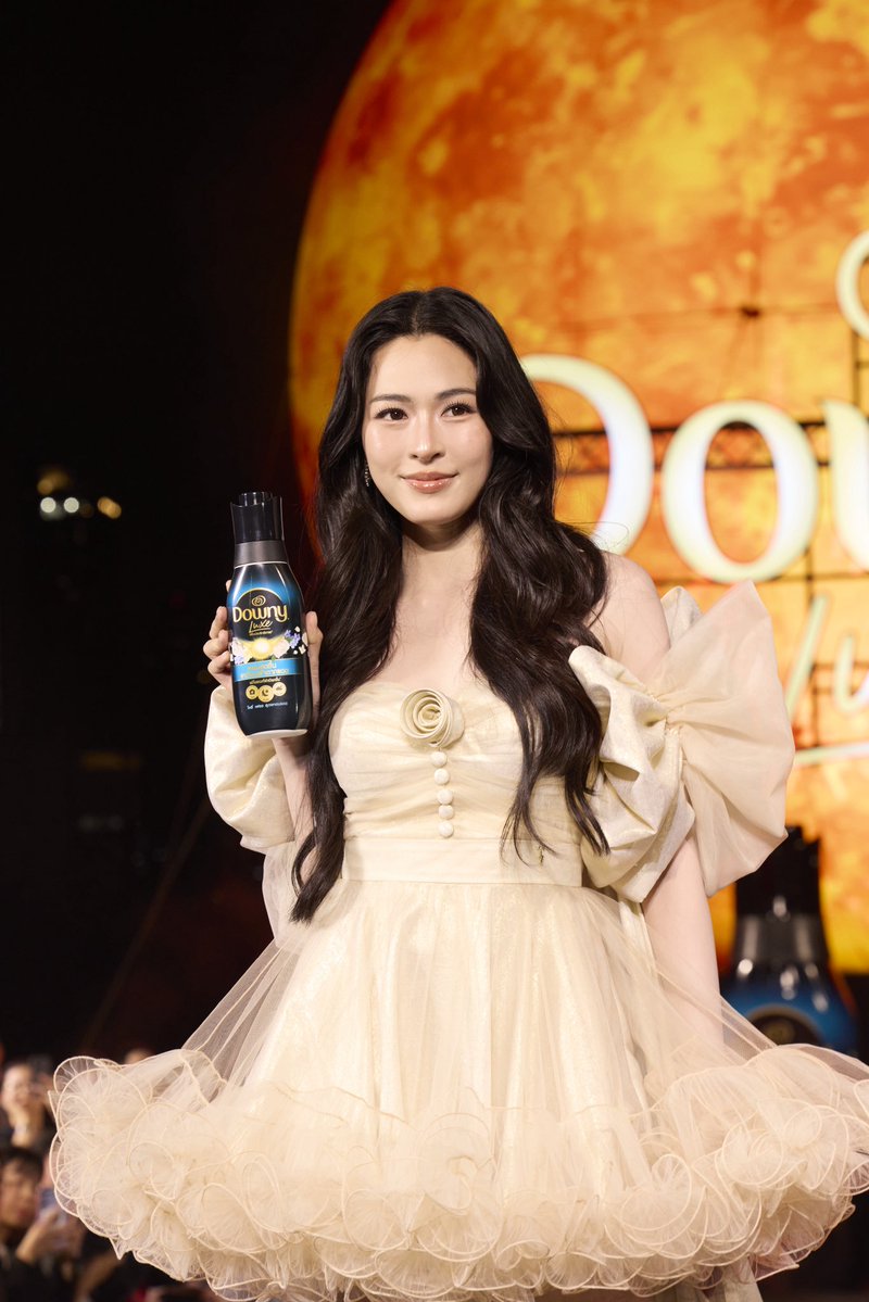 Downythailand's tweet photo. เปิดตัวแบบบ สมมงมากค่ะ คุณหลิงคือสวยมากกกกกกกกก ☀️☀️☀️ 

#downyxlingling
#downyluxe
#lingxdownymeetandgreet https://t.co/nF7H2j4mam