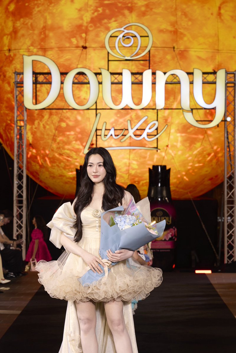 Downythailand's tweet photo. เปิดตัวแบบบ สมมงมากค่ะ คุณหลิงคือสวยมากกกกกกกกก ☀️☀️☀️ 

#downyxlingling
#downyluxe
#lingxdownymeetandgreet https://t.co/nF7H2j4mam