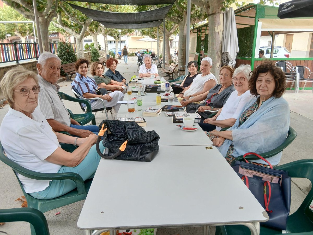 cnldelleida's tweet photo. 📚 Es reprèn el Club de Lectura del Pla d’Urgell!

Ho fa en un entorn artístic, al taller del pintor linyolenc Robert Pérez. 🎨

Han comentat les dues novel·les que han llegit aquest estiu: "84, Charing Cross Road", de Helen Hauff, i "Un animal salvatge", de Joël Dicker. https://t.co/V5VzhIsoxX