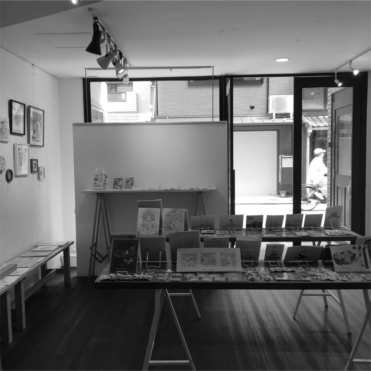 8251kikaku's tweet photo. 企画展「foods moods」

会期5日間、��事終了いたしました。

ご出展くださいました作家様、
ご来場くださいましたお客様、

ありがとうございました😌

企画テーマを基に、作家様各々の感性・技術で表現された作品のクオリティーと魅力、
また告知・宣伝のご協力等により、

企画展「foods moods」は多くのご来場者様に恵まれ、
大変見応えのある、素敵な展示になった様に思います。

企画展DM・ショップカードの設置を快くお受けくださったお店様、
お力添えいただき、ありがとうございました。

引き続き、
ご参加に意義を感じていた��ける、足を運んで良かったと思っていただける企画展作りに努めてまいります。

今後ともよろしくお願いいたします。

*

会期後1週間程は8251kikakuの方で作品を保管しておりますので、
気になる作品やご贔屓の作家様がいらっしゃいましたら、お気軽にDMまたはメール（info@8251kikaku.jp）にてお問い合わせください。

*
*
*

次回は、12月の
企画展『 in a room 』です。

後日、企画の詳細をリリースいたします。

よろしくお願いいたします。

#8251kikaku #foodsmoods #food #foodillustration #企画展 #exhibition #イラストレーション #illustration #京都ギャラリー #京都市役所前 #kyoutoshiyakushomae