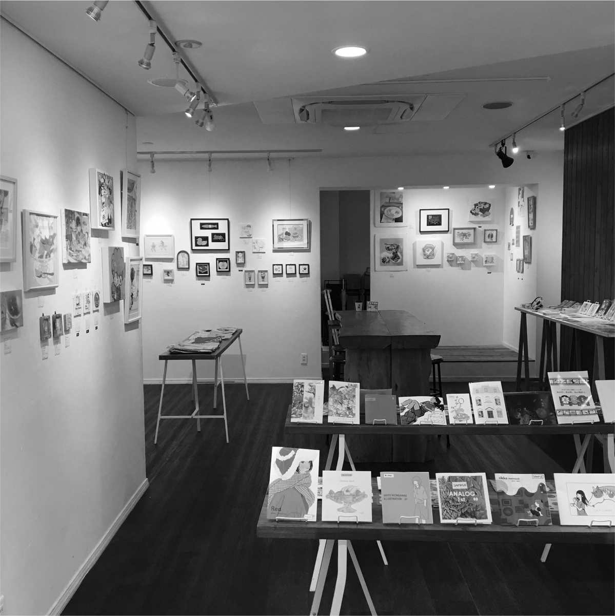 8251kikaku's tweet photo. 企画展「foods moods」

会期5日間、��事終了いたしました。

ご出展くださいました作家様、
ご来場くださいましたお客様、

ありがとうございました😌

企画テーマを基に、作家様各々の感性・技術で表現された作品のクオリティーと魅力、
また告知・宣伝のご協力等により、

企画展「foods moods」は多くのご来場者様に恵まれ、
大変見応えのある、素敵な展示になった様に思います。

企画展DM・ショップカードの設置を快くお受けくださったお店様、
お力添えいただき、ありがとうございました。

引き続き、
ご参加に意義を感じていた��ける、足を運んで良かったと思っていただける企画展作りに努めてまいります。

今後ともよろしくお願いいたします。

*

会期後1週間程は8251kikakuの方で作品を保管しておりますので、
気になる作品やご贔屓の作家様がいらっしゃいましたら、お気軽にDMまたはメール（info@8251kikaku.jp）にてお問い合わせください。

*
*
*

次回は、12月の
企画展『 in a room 』です。

後日、企画の詳細をリリースいたします。

よろしくお願いいたします。

#8251kikaku #foodsmoods #food #foodillustration #企画展 #exhibition #イラストレーション #illustration #京都ギャラリー #京都市役所前 #kyoutoshiyakushomae