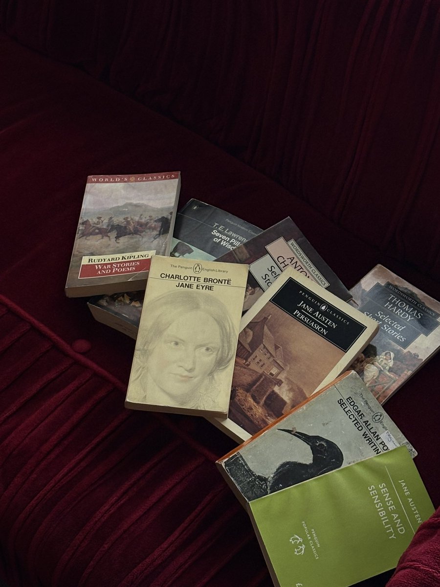 SooBookk11's tweet photo. یه سری کتاب های اورجینال موجود هستن که مدت ‌هاست توی سو موندن و تصمیم گرفتم این چند روز بیشتر معرفیشون کنم.

چند کتاب فرانسوی و ایتالیایی هم بینشون هست.

اگه دنبال کتاب انگلیسی،فرانسوی،ایتالیایی اورجینال و قدیمی هستید، شاید بینشون چیزی پیدا کردی🪿🤍☁️ https://t.co/vDS72Y4oZb