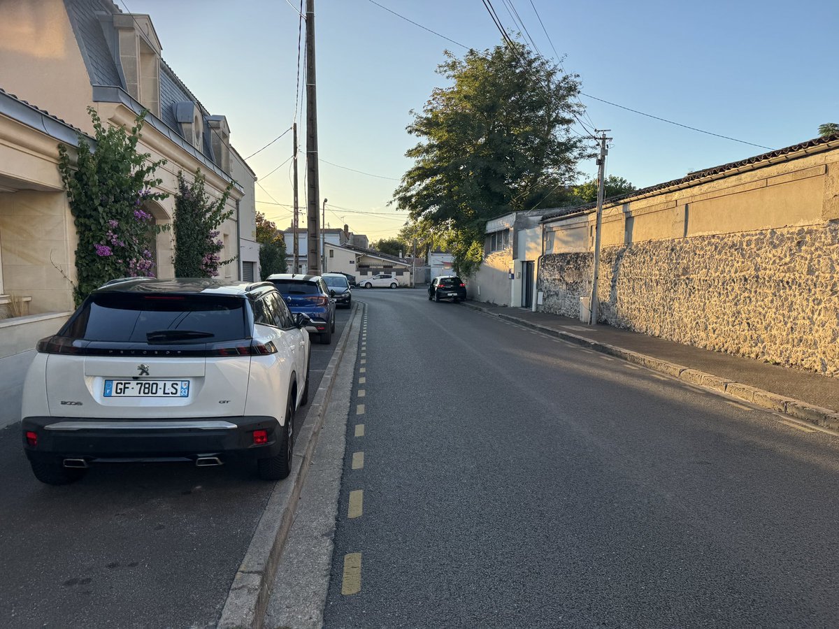 Creuselazur's tweet photo. @Bordeaux le laxisme se poursuit malgré l’élection de @T_Cazenave ceci mettant les enfants en danger sur le chemin de l’école. Y’EN A MARRE!!! @gcum_fr @SO_Bordeaux #Bordeaux https://t.co/3fvD65fZ2W