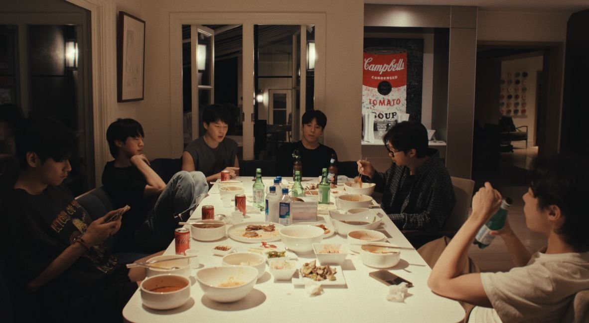 khajochi's tweet photo. หลายเดือนก่อนน้องที่ออฟฟิศขอลางานยาวไปดูคอน BTS ที่เกาหลี 

ส่วนตัวไม่ได้รู้จักวงมากนัก แต่เริ่มสนใจแล้วไปเจอสารคดีใน Netflix เลยไปกดดู

- คือในมุมคนนอก ไม่ได้ตามวงมาก่อน แต่พอดูไปรู้สึกว่า เอ๊ะ วงนี้แปลกกว่าวงอื่น
- อย่างแรกเลย คือรู้สึกว่าสมาชิกในวง เค้ารักกันจริงๆ นะ
- ยังไงบอกไม่ถูก แต่ก็รู้สึกว่ามีความเป็นครอบครัวสูงมากๆ
- อีกมุมคือรู้สึกว่าทุกคนดูเป็นคนธรรมดา มากกว่า Super Star 
- คือดูธรรมชาติมากๆ เป็นตัวของตัวเองมากๆ 
- มันเลยมีเสน่ห์บางอย่างที่น่าสนใจ ขนาดคนไม่รู้จักยังอยากดูต่อเลย

ดูจบเลยไปไล่ตามดู MV โอ้ว ... ตามดู Live Performance โอ้ว .... ไม่สงสัยเลยว่าทำไมดังขนาดนี้