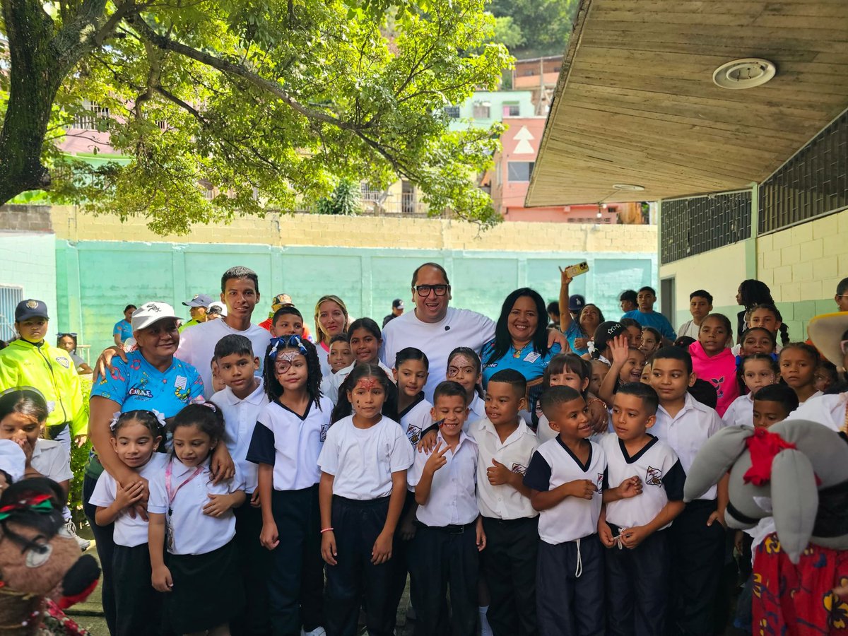 regulolacruz's tweet photo. #14Sep Desde la escuela Encarnación de Nieves de #LasTejerías dimos la bienvenida al nuevo año escolar. La jornada inaugural incluyó actos culturales y el compromiso de la formación integral de los niños y niñas del municipio. 
@delcyrodriguezv @HectoRodriguez @johanitakenpo https://t.co/n07qoMpWzm