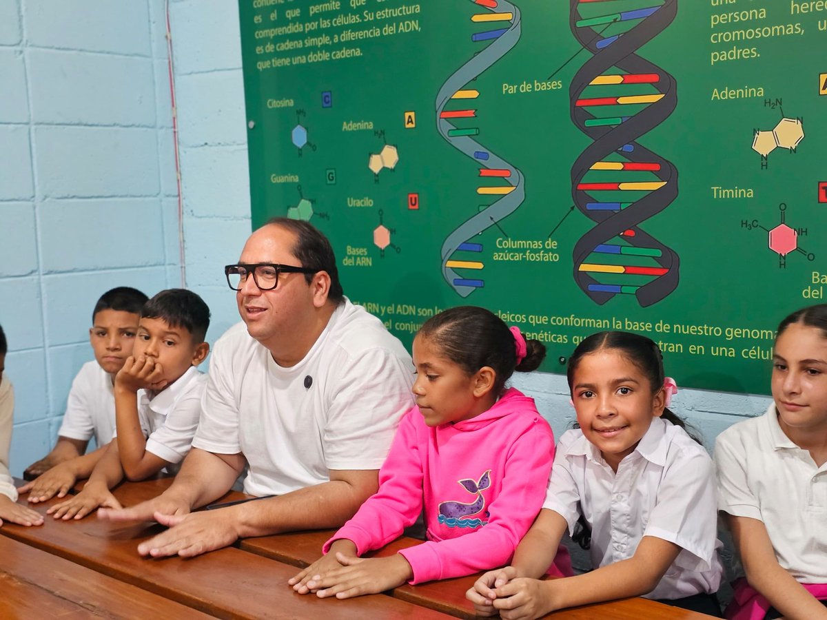 regulolacruz's tweet photo. #14Sep Desde la escuela Encarnación de Nieves de #LasTejerías dimos la bienvenida al nuevo año escolar. La jornada inaugural incluyó actos culturales y el compromiso de la formación integral de los niños y niñas del municipio. 
@delcyrodriguezv @HectoRodriguez @johanitakenpo https://t.co/n07qoMpWzm