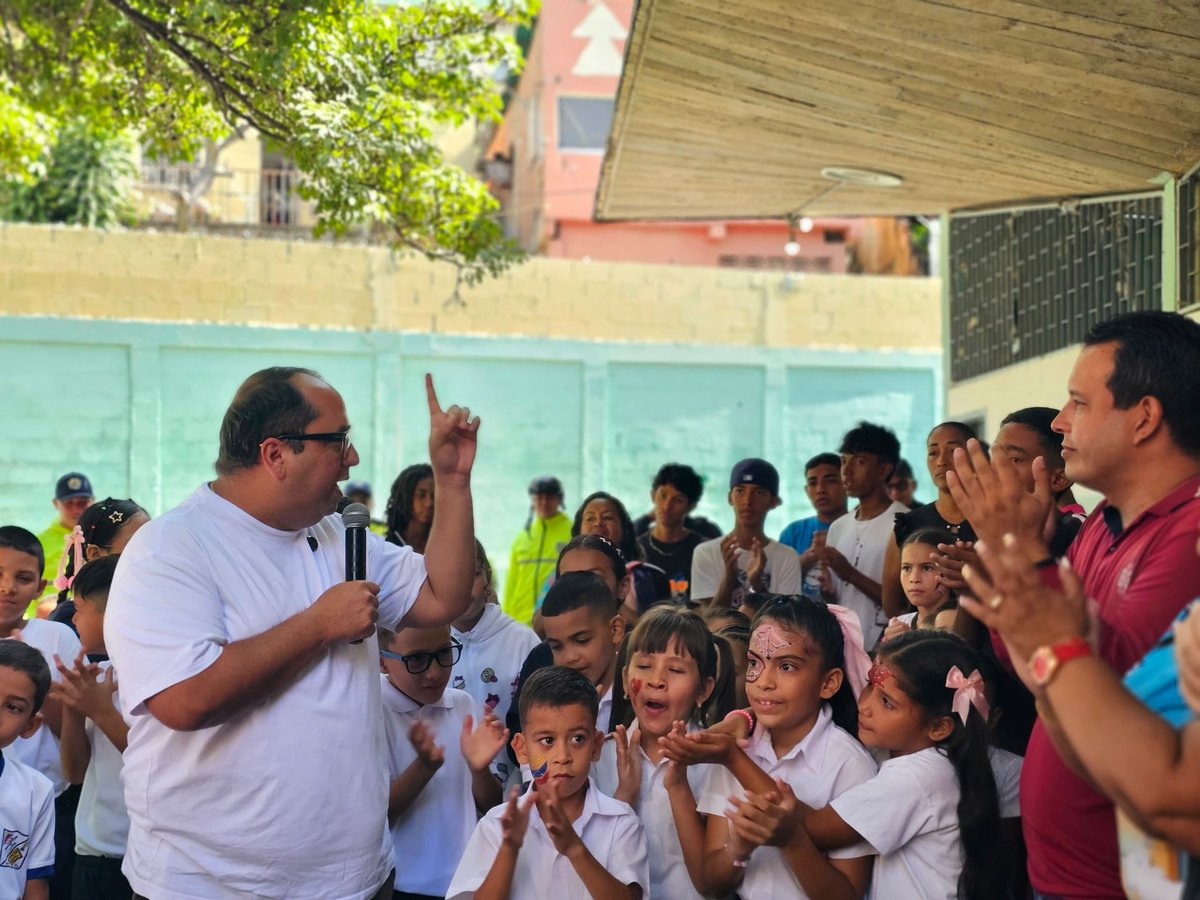 regulolacruz's tweet photo. #14Sep Desde la escuela Encarnación de Nieves de #LasTejerías dimos la bienvenida al nuevo año escolar. La jornada inaugural incluyó actos culturales y el compromiso de la formación integral de los niños y niñas del municipio. 
@delcyrodriguezv @HectoRodriguez @johanitakenpo https://t.co/n07qoMpWzm
