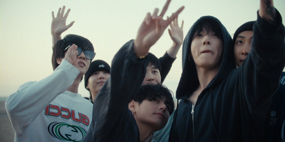 khajochi's tweet photo. หลายเดือนก่อนน้องที่ออฟฟิศขอลางานยาวไปดูคอน BTS ที่เกาหลี 

ส่วนตัวไม่ได้รู้จักวงมากนัก แต่เริ่มสนใจแล้วไปเจอสารคดีใน Netflix เลยไปกดดู

- คือในมุมคนนอก ไม่ได้ตามวงมาก่อน แต่พอดูไปรู้สึกว่า เอ๊ะ วงนี้แปลกกว่าวงอื่น
- อย่างแรกเลย คือรู้สึกว่าสมาชิกในวง เค้ารักกันจริงๆ นะ
- ยังไงบอกไม่ถูก แต่ก็รู้สึกว่ามีความเป็นครอบครัวสูงมากๆ
- อีกมุมคือรู้สึกว่าทุกคนดูเป็นคนธรรมดา มากกว่า Super Star 
- คือดูธรรมชาติมากๆ เป็นตัวของตัวเองมากๆ 
- มันเลยมีเสน่ห์บางอย่างที่น่าสนใจ ขนาดคนไม่รู้จักยังอยากดูต่อเลย

ดูจบเลยไปไล่ตามดู MV โอ้ว ... ตามดู Live Performance โอ้ว .... ไม่สงสัยเลยว่าทำไมดังขนาดนี้