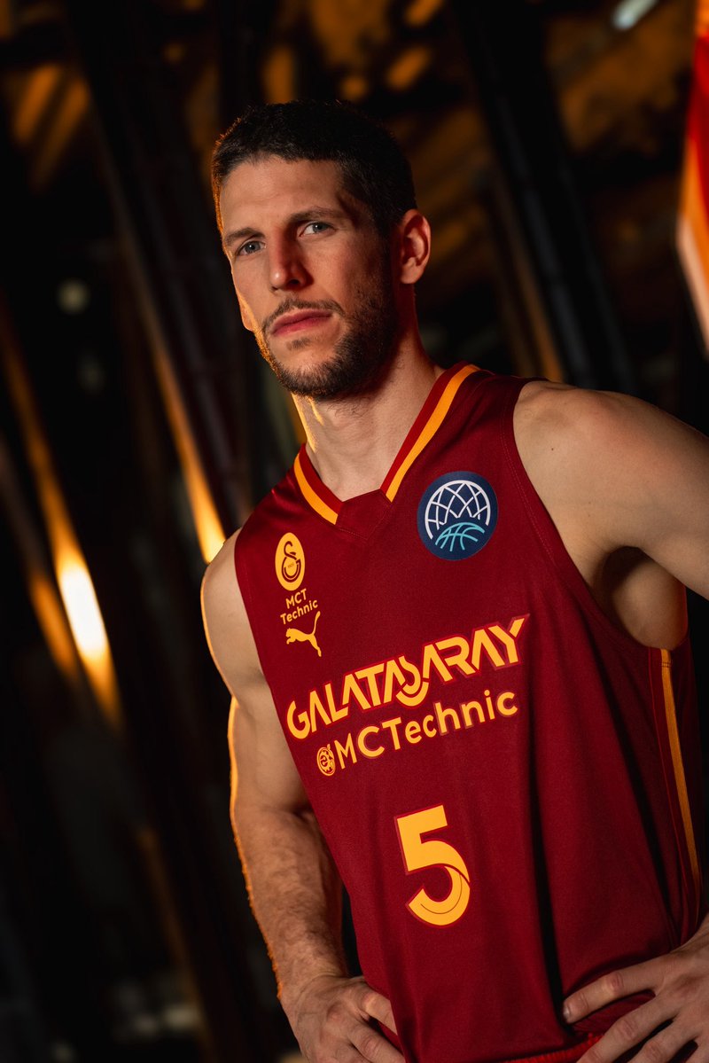 GSBasketbol's tweet photo. 🔥 Gücün en koyu tonu bordo formamız yeni sezona hazır. 🟥

Şimdi @gsstore’da satışta! https://t.co/4vq4IzyqGe