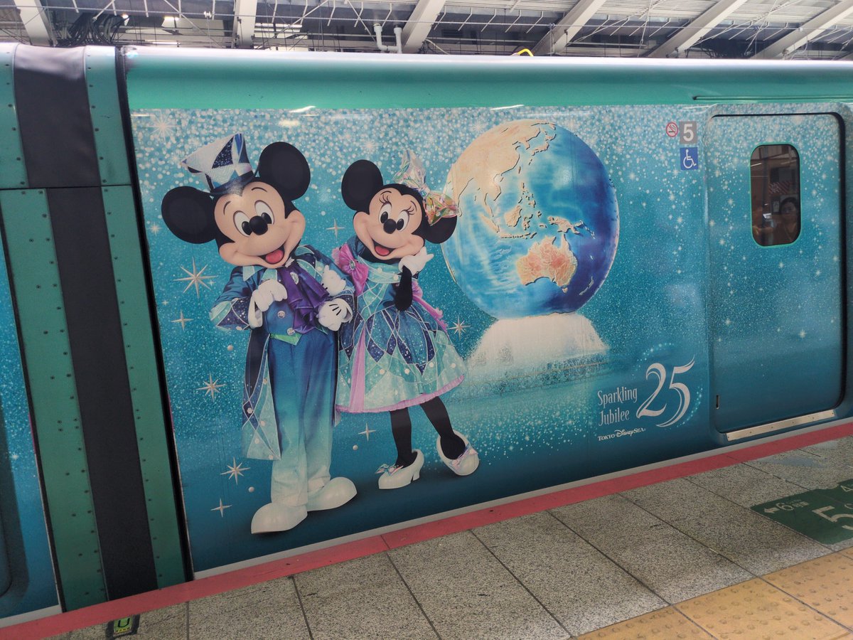 nagiru3518's tweet photo. あと、自達が乗るはやぶさがディズニーシー25周年のやつだったんよ！！！
座席のヘッドレストもミキミニで可愛かった！！！！ https://t.co/ONEpKFfXdV