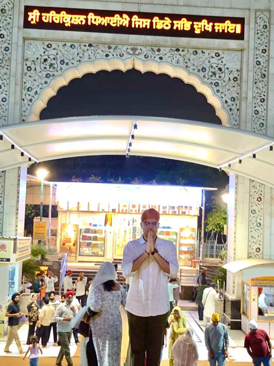 SachinPilot's tweet photo. आज शाम गुरुद्वारा बंगला साहिब जी में माथा टेका और आशीर्वाद लिया। 

वाहेगुरु जी का खालसा,
वाहेगुरु जी की फतेह 🙏 https://t.co/8Re12bF9dg