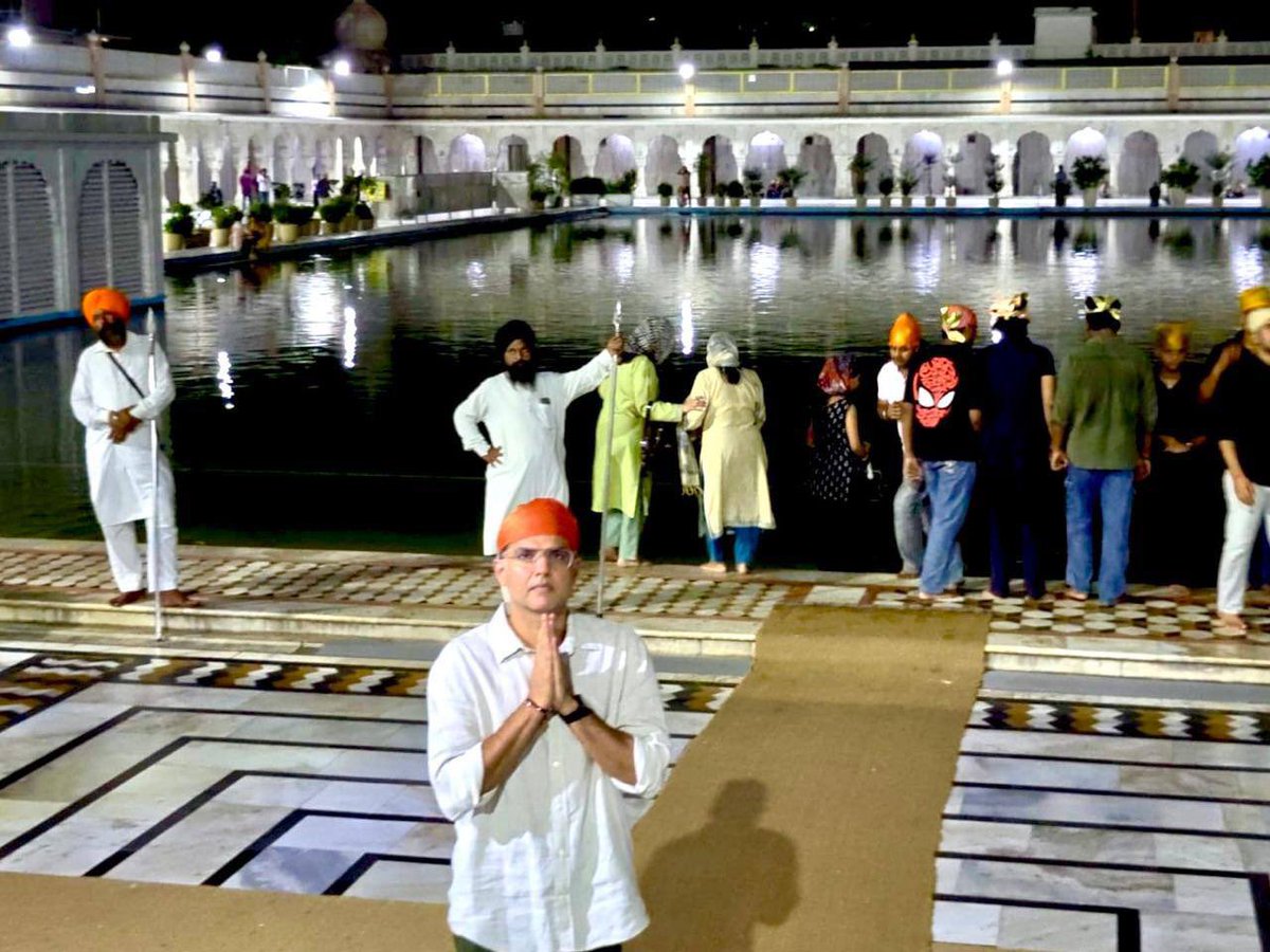 SachinPilot's tweet photo. आज शाम गुरुद्वारा बंगला साहिब जी में माथा टेका और आशीर्वाद लिया। 

वाहेगुरु जी का खालसा,
वाहेगुरु जी की फतेह 🙏 https://t.co/8Re12bF9dg