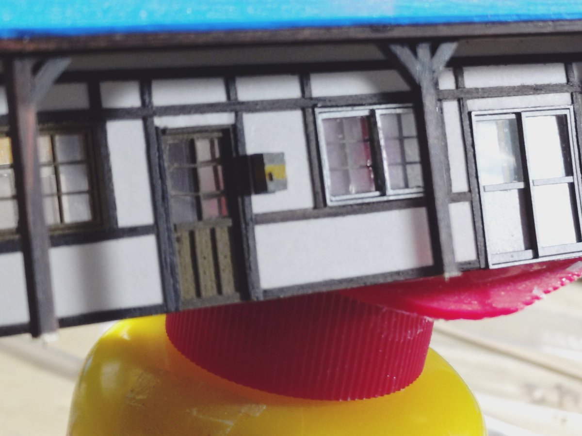 Dd51Dc183's tweet photo. #駅舎
士幌線木野駅製作記　4-2

煙突はしごはスプレー缶の茶、赤、黒で離しながら塗装して錆びぽくザラザラな感じにしました。
ホーム側の扉横に駅間の電話箱があるのでそれも製作しました。 https://t.co/igVJNTJlm5
