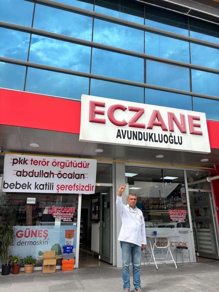 57alaymedya's tweet photo. Kırıkkale'de bir eczacı, eczanesine Öcalan karşıtı yazı astı. https://t.co/r3oFxSDEMs