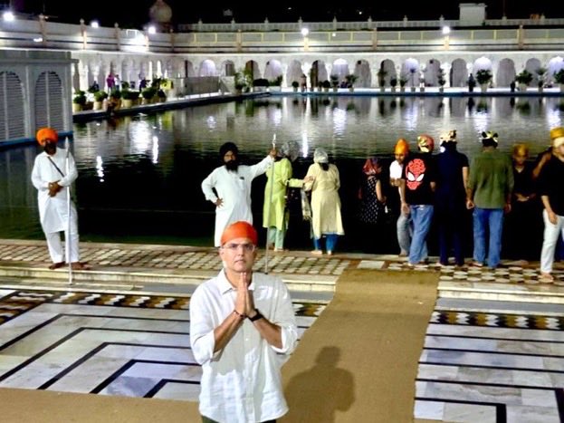 Rajsthanikaka's tweet photo. पायलट साहब ने आज शाम गुरुद्वारा बंगला साहिब में माथा टेका और आशीर्वाद लिया 
पंजाब में कांग्रेस फतेह की शुरुआत @SachinPilot 🙏 https://t.co/XRLidNrTZu