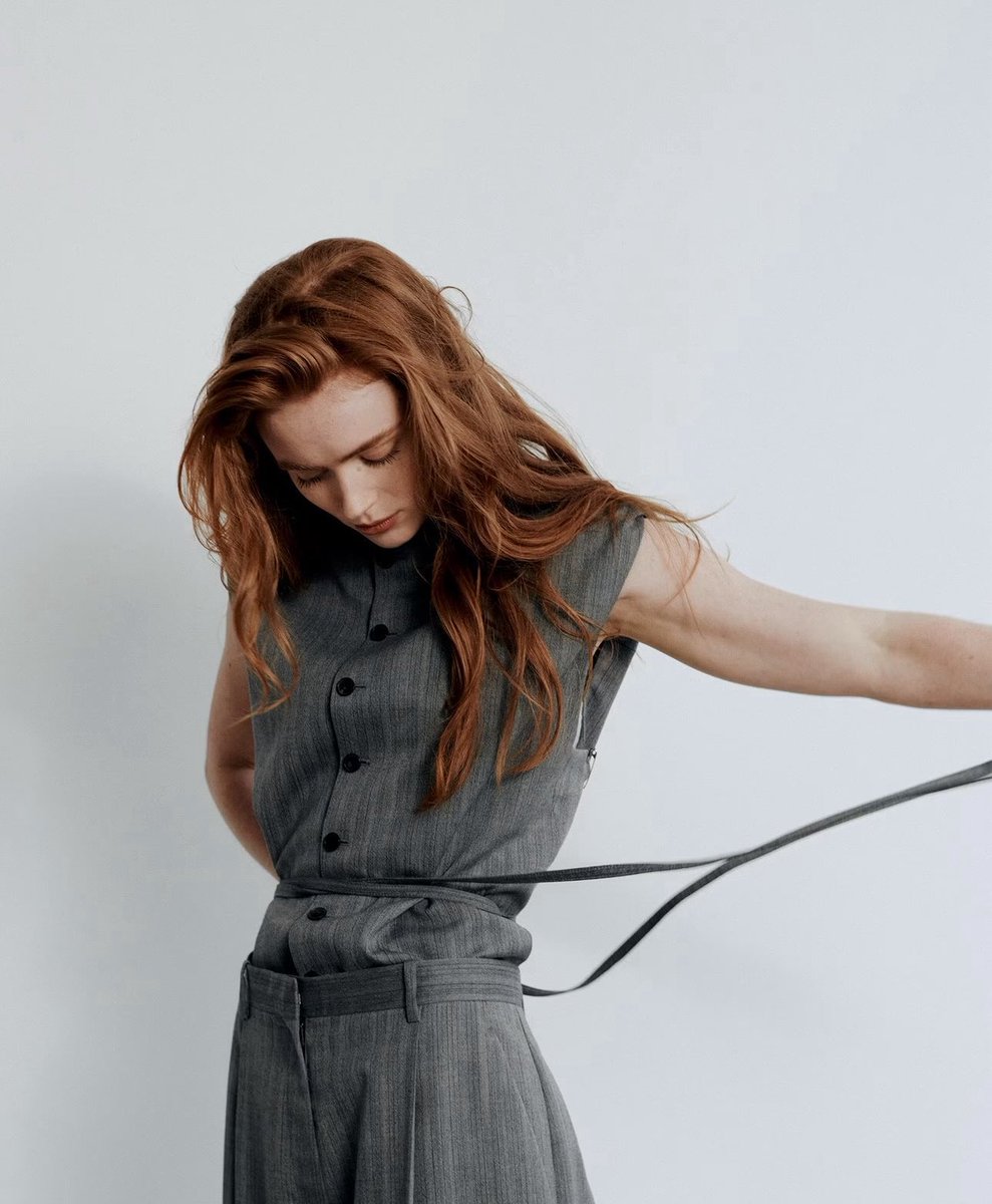 I_Stay_Strong_'s tweet photo. why is she always hotter than the last time WTF SADIE https://t.co/S06terQXuN