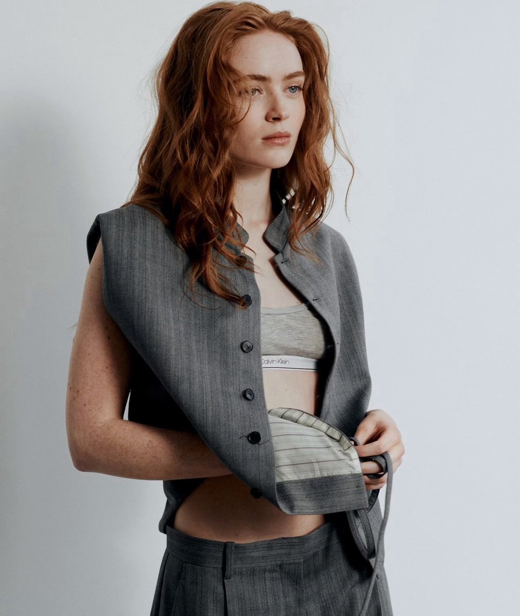 I_Stay_Strong_'s tweet photo. why is she always hotter than the last time WTF SADIE https://t.co/S06terQXuN
