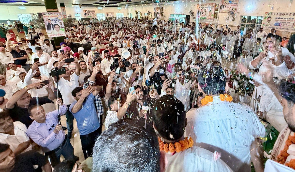 DeependerSHooda's tweet photo. आज📍करनाल में निसिंग ब्लॉक कांग्रेस कार्यकर्ता सम्मेलन को संबोधित किया और ब्लॉक के नव-नियुक्त अध्यक्ष गुरविन्द्र सिंह जी को शुभकामनाएं दीं।

सफल आयोजन के लिए करनाल ग्रामीण कांग्रेस जिलाध्यक्ष @prof_RajeshVaid जी को बधाई।

साथ AICC सचिव @JitendraBaghel_ जी, राजीव गांधी पंचायती राज संगठन के राष्ट्रीय अध्यक्ष डॉ. @SunilPanwarINC जी, विधायक राम करण काला जी, AICC सचिव और घरौंडा विधानसभा से कांग्रेस प्रत्याशी रहे @virenderrathor जी, करनाल लोकसभा से कांग्रेस प्रत्याशी रहे @DivyanshuB_raja जी, पूर्व विधायक राकेश कम्बोज जी, पूर्व विधायक धर्मपाल गोंदर जी, पूर्व विधायक बख्शीश सिंह विर्क जी, पूर्व विधायक सुल्तान सिंह जडोला, हरियाणा कांग्रेस के कार्यकारी अध्यक्ष सुरेश गुप्ता जी, सुरेंद्र नरवाल जी, मनोज वधवा जी, प्रिंस जी, तेजी मान जी, राम शरण भोला जी, राजीव गोंदर जी, संजय मेहला जी, महल सिंह डाचर जी, हरीराम साबा जी, पप्पू लाठर जी, जिला पार्षद रामफल कमालपुर जी, जिला पार्षद सचिन बुढ़नपुर जी, नीलोखेड़ी ब्लॉक अध्यक्ष अमित बराना जी, दलशेर डाचर जी, कृष्ण बसताड़ा जी, रमेश सैनी जी, राजेश चौधरी जी, रजत लाठर जी, गुरविंदर कौर जी, सुरेश मतलौडा जी, राजेन्द्र सिंह जी, अंग्रेज सैनी जी, राजीव शर्मा जी, सतीश राणा जी, गुरप्रीत थल जी, गुरविंदर सिंह जी, सोनी शर्मा जी, रणपाल संधू जी, बिजेंदर खोखर जी, जसबीर पन्नू जी, विश्वनाथ शर्मा जी, बसंत राणा जी, बलदेव बरियार जी, इंदरपाल सिंह जी, सतीश बल्हारा जी, नवनीत रंधावा जी, मनदीप डाचर जी, सतीश सैनी जी समेत आदि नेतागण मौजूद रहे।

@SanjaySDutt @BhupinderShooda @raonarenderinc @INCHaryana