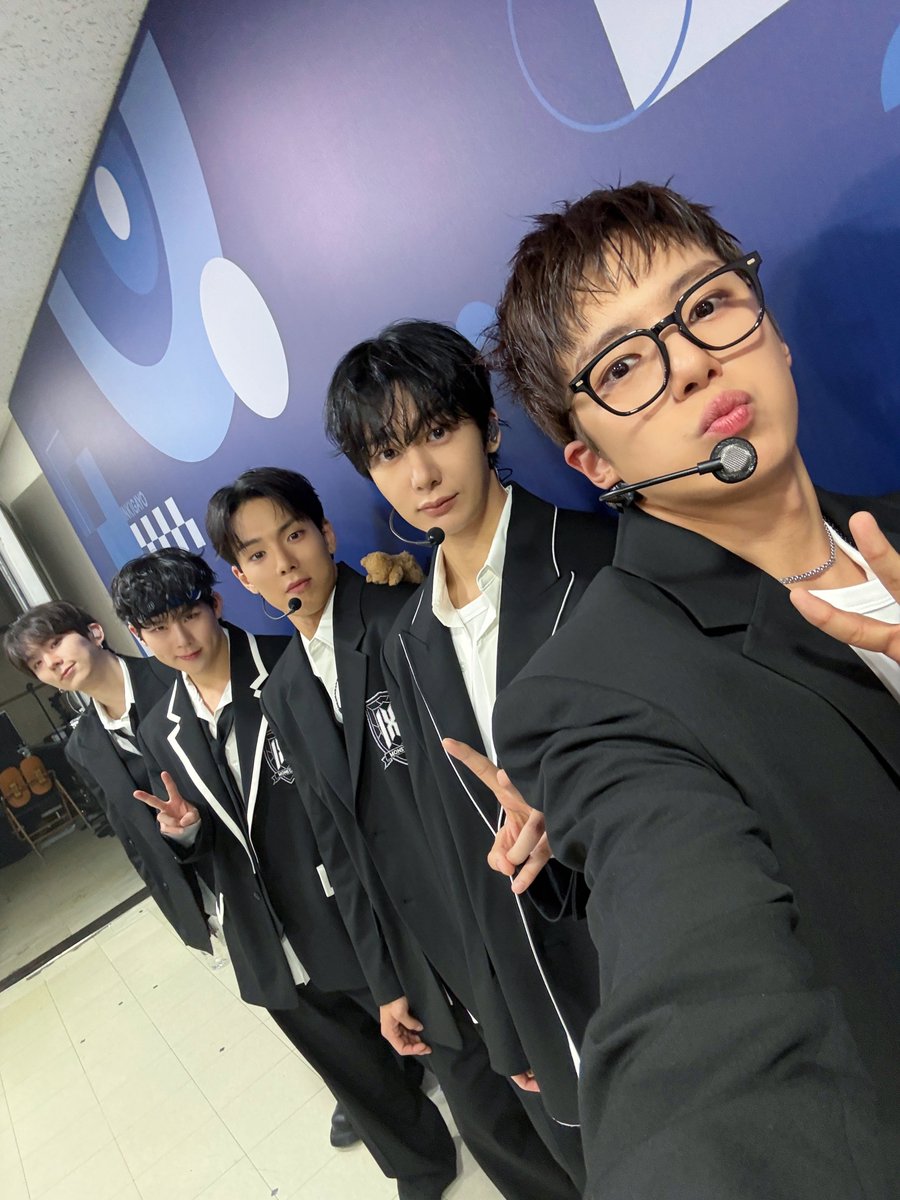 Fighter90489016's tweet photo. 갑자기 오빠들이 내 또래로 보이는 매직...😉
(큰오빠가 02로 보인다 얼라얼라....!) https://t.co/8bHQVYNQYt