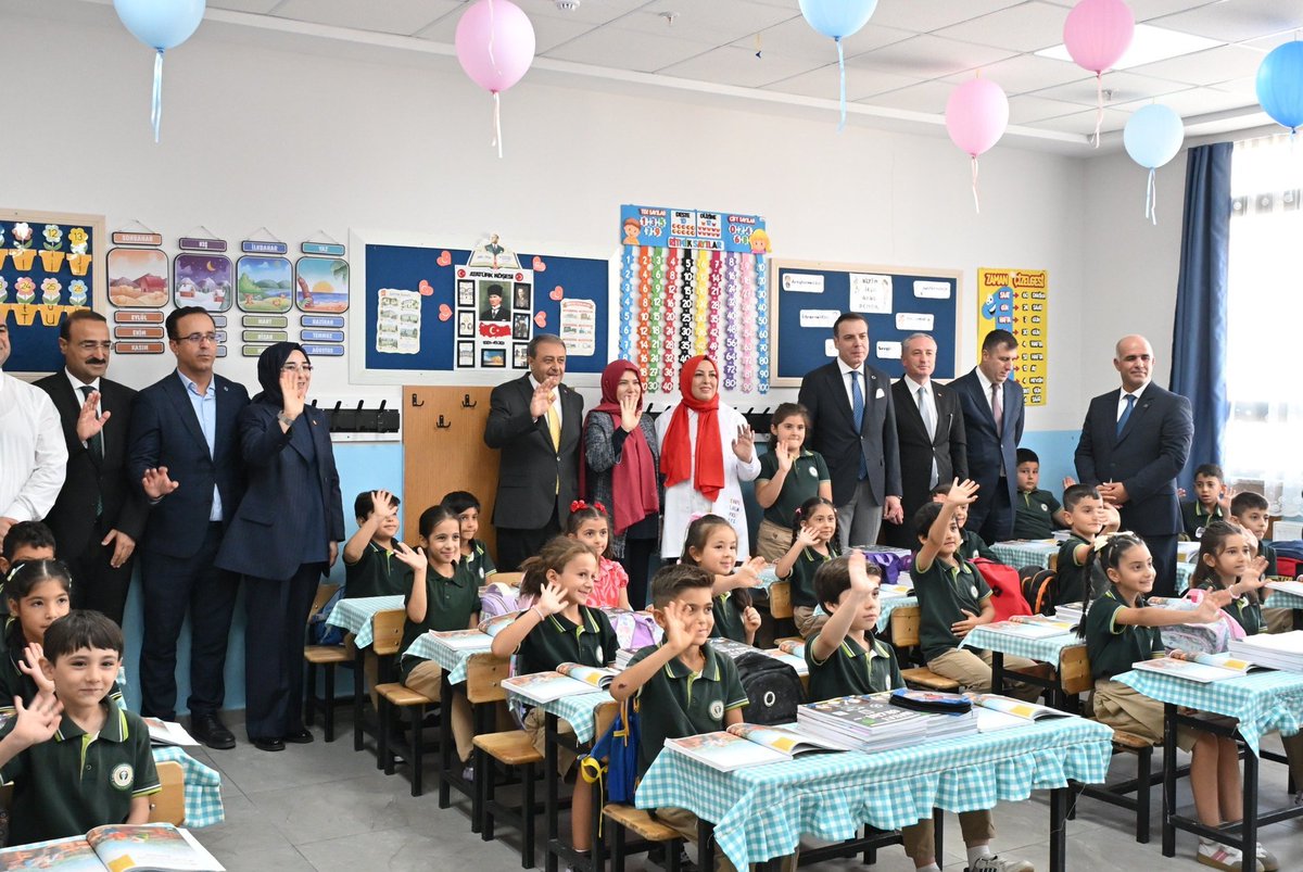 IYCurfa's tweet photo. Şube Başkanımız Cüneyd Yavuz, Şanlıurfa İl Millî Eğitim Müdürlüğü tarafından düzenlenen 2026-2027 Eğitim Öğretim Yılı Başlangıç Programı’na katıldı.
Yeni eğitim öğretim yılının öğrencilerimize, öğretmenlerimize ve velilerimize sağlık, huzur ve başarı getirmesini temenni ediyoruz. https://t.co/DJqvSKlgBG