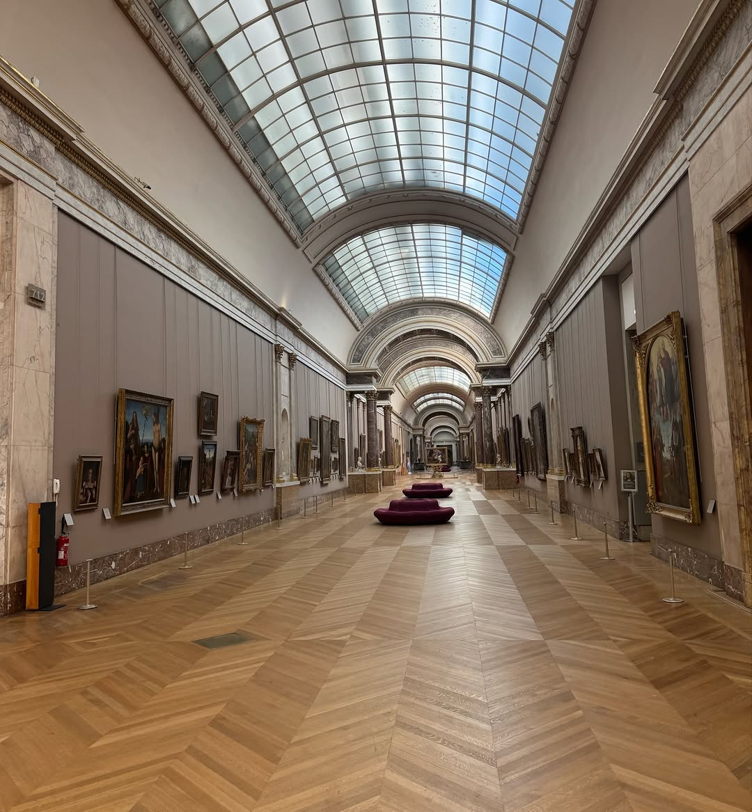 valmirj's tweet photo. I experienced the Louvre by myself and shot some "stop playing with me" segments in this location. https://t.co/Y29LSUIQhr