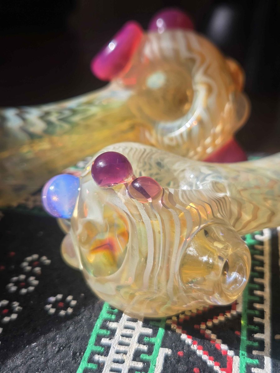 SnawsberryGlass's tweet photo. 🥑
#silverfume #fume #glass #glassblowing #5days #heady #headyglass #art #glassart #borosilicate #lampworking #fumedglass #functionalglassart #glassofig #glassofx #DFO #ChampsTradeShow https://t.co/thpdFE55k3