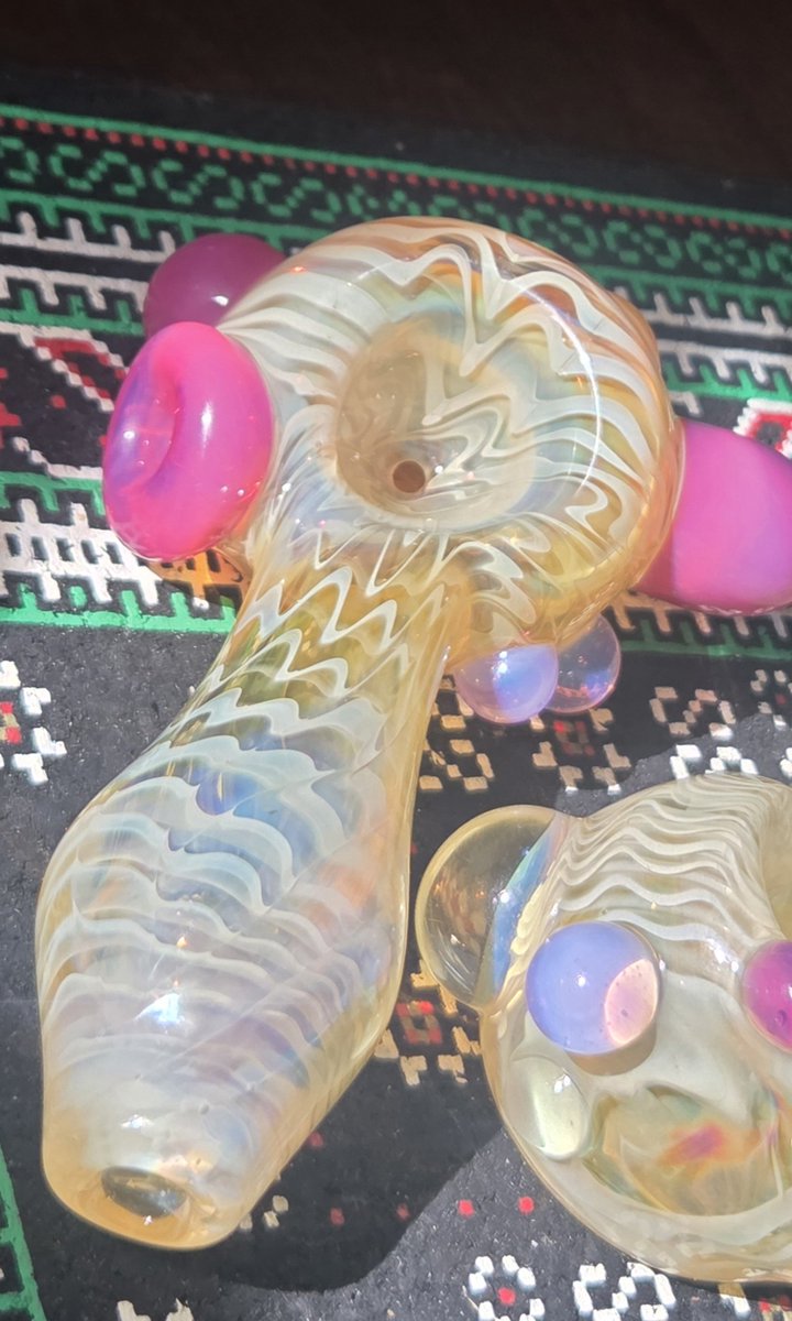 SnawsberryGlass's tweet photo. 🥑
#silverfume #fume #glass #glassblowing #5days #heady #headyglass #art #glassart #borosilicate #lampworking #fumedglass #functionalglassart #glassofig #glassofx #DFO #ChampsTradeShow https://t.co/thpdFE55k3