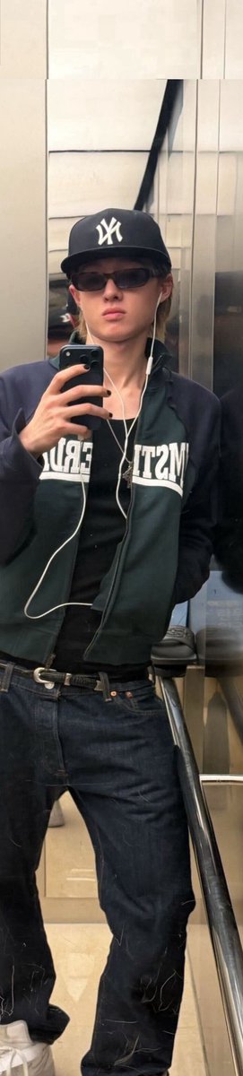 izzyedmt's tweet photo. 마틴 거울셀카 고트는 이렇게 4장인듯 https://t.co/XIcZSXycVQ