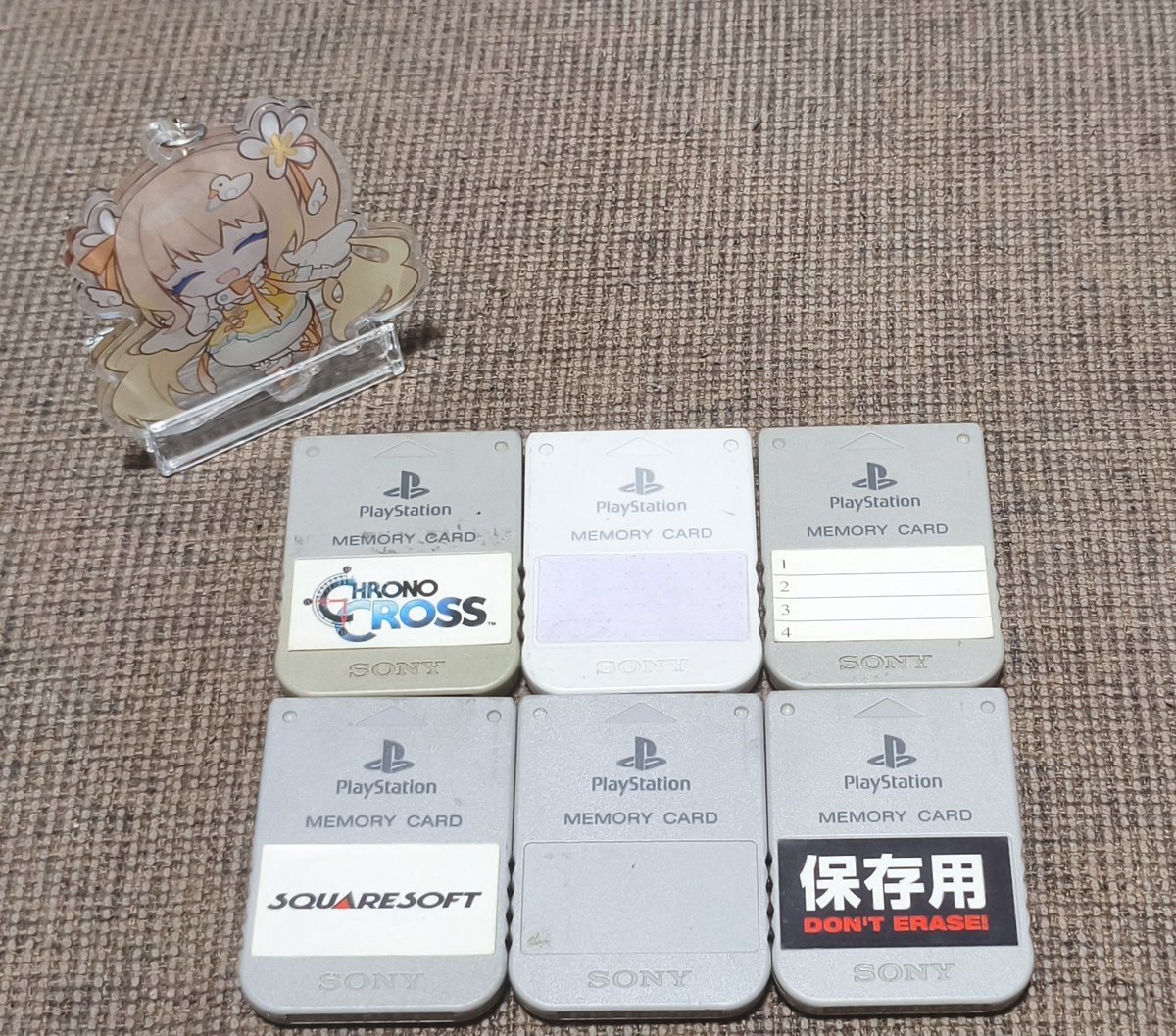 yatukan's tweet photo. ちょっと探したら
PS1の本体はなかったけど、メモリーカードあった
#あひるーむ
#綿宮あひる https://t.co/7NjFiQY4V0