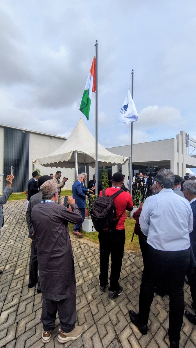 MasroorCentre's tweet photo. Moments from the official inauguration of Masroor Centre, from the flag hoisting and unveiling of the hospital plaque to the ribbon cutting.
A proud milestone, marking the beginning of a new chapter in healthcare for Côte d’Ivoire.
#MCH_Inauguration https://t.co/WMuzbiilNn