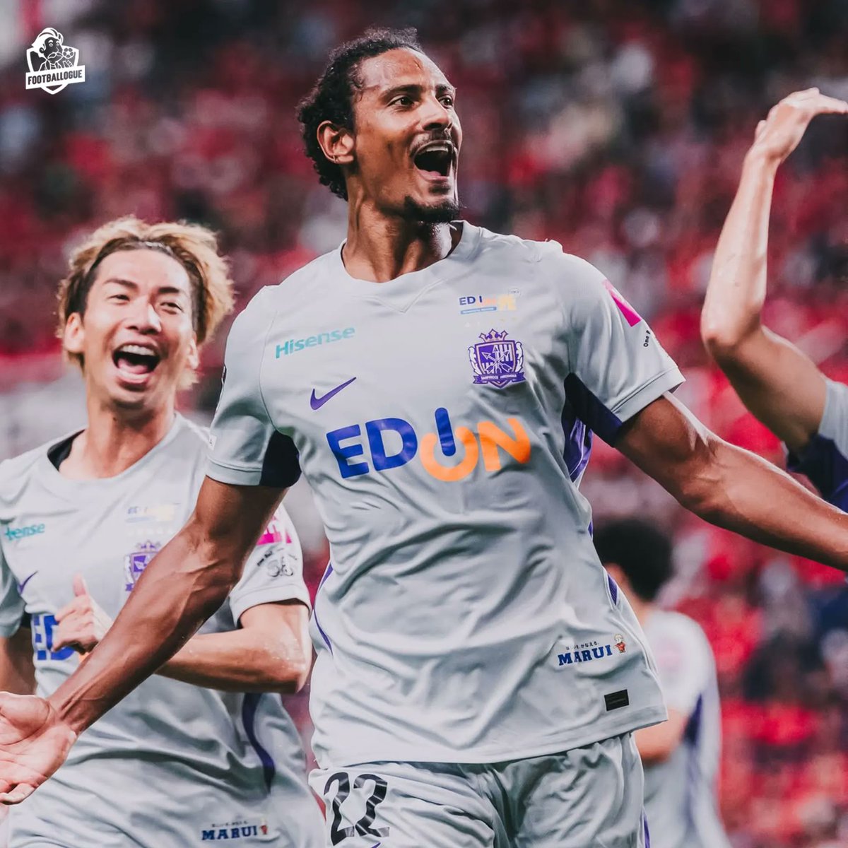 Footballogue's tweet photo. Sébastien Haller 🇨🇮 𝗦𝗘 𝗥𝗘́𝗚𝗔𝗟𝗘 𝗔𝗨 𝗝𝗔𝗣𝗢𝗡, et ça fait vraiment plaisir ! 🤩 

Après avoir vécu une période très compliquée avec un cancer des testicules décelé alors qu'il était au top de sa carrière, l'ivoirien a décidé de s'exiler au Japon avec sa famille cet été ! ✈️ 🇯🇵

L'ancien auxerrois, qui s'est déjà illustré 3 fois avec le Sanfrecce Hiroshima, semble se régaler avec sa famille au pays du soleil levant. 😄

Le buteur de 32 ans s'est même reconverti en influenceur food/lifestyle : il propose notamment des vidéos dégustations de spécialités locales sur ses réseaux ! 

C'EST BEAU, ON LUI SOUHAITE TOUT D'ÊTRE HEUREUX APRÈS CE QU'IL A TRAVERSÉ. 🙏