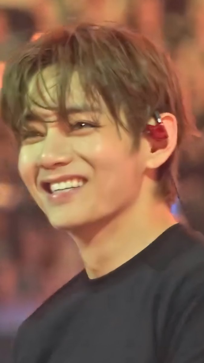 taehyvngpics's tweet photo. His beautiful radiant smile ✨  https://t.co/rNNRkbYb16
