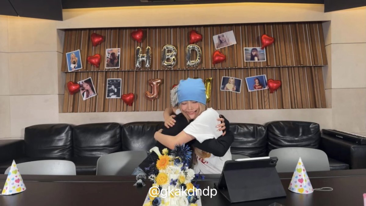 gkakdndp's tweet photo. #NEWYDAY 

유이야 생일 축하해 🫵🏻💕💕 유이를 처음 좋아했던 순간부터 지금까지 하나씩 생각해 보면 참 많은 일들이 있었던 거 같아 기다리는 시간도 있었고 그때는 앞으로 유이를 다시 무대에서 볼 수 있을까 하는 생각도 많이 했던 것 같아 그냥 언젠가 꼭 다시 무대에 서는 유이를 볼 수 있을 거라고 조금 오래 걸리더라도 계속 유이를 응원하면서 기다리고 싶다고 생각했어 그래서 지금 이렇게 키비츠 유이로 데뷔해서 활동하고 있는 모습을 보고 있다는 게 아직도 믿기지 않아 유이가 데뷔하고 무대에 서는 모습을 볼 때마다 괜히 마음이 더 벅차고 행복해 특히 요즘 유이를 보면 예전보다 훨씬 더 행복해 보이는 순간들이 많아서 그게 정말 좋더라 유이가 무대에서 웃고 있는 모습 멤버들이랑 장난치는 모습을 보고 있으면 아 내가 이 순간을 기다려 왔구나 싶어 그리고 이제는 유이가 정말 많은 사람들에게 사랑받고 있다는 거도 너무 좋아 예전에는 유이를 더 많은 사람들이 알아줬으면 좋겠다는 생각을 했는데 지금은 정말 많은 사람들이 유이 좋아해 주는 거 같아서 뿌듯하고 행복해 유이를 오래 좋아한 사람으로서 유이가 사랑받는 모습을 보는 거만큼 행복한 일도 없는 거 같아 물론 항상 행복한 일만 있을 수는 없겠지 활동하다 보면 지치는 날도 있을 거고 생각대로 되지 않아서 속상한 날도 있을 거고 아무 이유 없이 마음이 힘든 날도 있을 거야 그럴 때마다 꼭 너무 잘해야 한다고 항상 웃어야 한다고 생각하지 않았으면 좋겠어 힘들면 잠깐 쉬어가도 되고 지치면 조금 천천히 가도 괜찮으니까 유이가 유이 자신을 가장 잘 챙겼으면 좋겠어 나는 유이가 무대 위에서 누구보다 빛나는 사람인 거도 좋아하지만 그보다 그냥 유이가 행복했으면 좋겠어 유이를 응원하는 사람들이 정말 많다는 거도 꼭 기억해 줬으면 좋겠어 그리고 유이는 우는 모습보다 웃는 모습이 훨씬 더 이쁜 사람이니까 우는 날보다 웃는 날이 많았으면 좋겠어 힘들 때는 울어도 되고 속상해 해도 괜찮지만 그 눈물이 오래 머물지는 않았으면 좋겠어 최대한 오래 유이 생일을 함께 축하해 주고 싶어 이번 생일이 유이에게 있어서 그냥 지나가는 하루가 아니라 내가 정말 많은 사랑을 받고 있구나 하고 느낄 수 있는 하루였으면 좋겠어 그리고 내년에도 유이의 생일을 축하하면서 작년보다 더 행복한 유이였으면 좋겠다고 말할 수 있었으면 좋겠어 서바이벌에서 유이를 응원하던 시간도 아무 소식이 없어도 계속 유이를 생각했던 시간도 그리고 지금 키비츠 유이를 보면서 행복해하는 시간도 돌아보면 전부 나한테는 소중한 기억으로 남을 거 같아 2년이라는 시간이 짧다면 짧고 길다면 긴 시간이지만 그 시간 동안 유이를 좋아할 수 있어서 정말 다행이라고 생각해 유이를 좋아하면서 행복했던 순간들이 정말 많았고 앞으로는 그 행복한 순간들이 더 많아졌으면 좋겠어 그리고 언젠가 아주 오래 시간이 지나서 지금을 돌아봤을 때 그때 유이를 정말 많이 좋아했었지 하고 웃으면서 생각할 수 있을 만큼 지금 이 순간도 오래 예쁜 기억으로 남았으면 좋겠다 유이야 키비츠로 데뷔하고 처음 맞이하는 생일인 만큼 누구보다 많이 축하받고 사랑받고 많이 웃었으면 좋겠어 앞으로 유이 앞에 펼쳐질 시간들은 걱정보다 설렘이 많았으면 좋겠어 그리고 유이가 앞으로 어떤 길을 걸어가든 그 길의 끝에는 항상 유이를 응원하고 사랑하는 사람들이 있었으면 좋겠다 나도 그중 한 사람으로서 유이가 걸어가는 길을 오래 바라보고 응원하고 싶어 지금까지 유이였기 때문에 기다릴 수 있었고 다시 웃을 수 있었고 이렇게 오래 좋아할 수 있었던 것 같아 앞으로도 유이에게 좋은 날이 오면 같이 기뻐하고 힘든 날이 오면 멀리서라도 계속 응원할게 그러니까 유이야 너무 조급해하지 말고 지금처럼 유이의 속도로 오래 행복했으면 좋겠어 태어나줘서 고맙고 내가 유이를 좋아할 수 있게 해줘서 고맙고 수많은 기다림 끝에 지금 이렇게 다시 만나게 해줘서 고마워 그리고 무엇보다 키비츠의 유이로 다시 우리 앞에 와줘서 정말 고마워 유이가 꿈꾸는 모든 순간들이 하나씩 현실이 되었으면 좋겠어 앞으로 맞이할 수많은 생일 중에서 오늘이 그 시작이었으면 좋겠어  20번째 생일 정말 많이 축하해 사랑해 유이야 💞