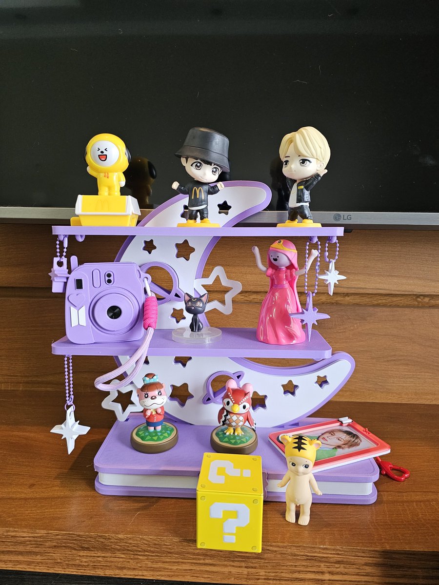 _popblob's tweet photo. Finalmente o que eu estava modelando está entre nós 💜🌙 Estou lançando a mini prateleira Lua para decorar com as miniaturas do BTS! Atenção para as opções: 

1 - para quem importou os bt21 do mcdonalds desse ano 
2 -  para quem quer decorar com outras miniaturas, pode ser + https://t.co/kS2UwNneMV