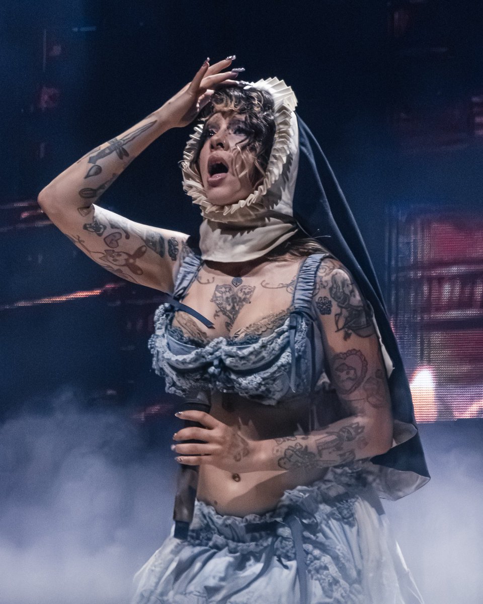 HadesCryBaby's tweet photo. Podemos todos concordar que a Melanie Martinez vem se esforçando e trabalhando muito durante toda era HADES, e não merece ser criticada por não ter conseguido entregar os dois álbuns esse ano https://t.co/cZzI06PMAW