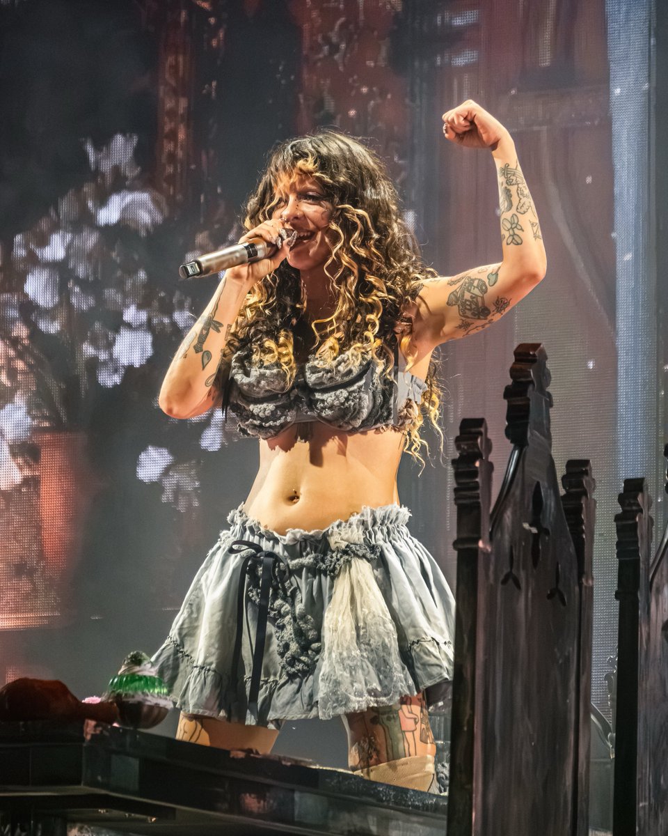 HadesCryBaby's tweet photo. Podemos todos concordar que a Melanie Martinez vem se esforçando e trabalhando muito durante toda era HADES, e não merece ser criticada por não ter conseguido entregar os dois álbuns esse ano https://t.co/cZzI06PMAW