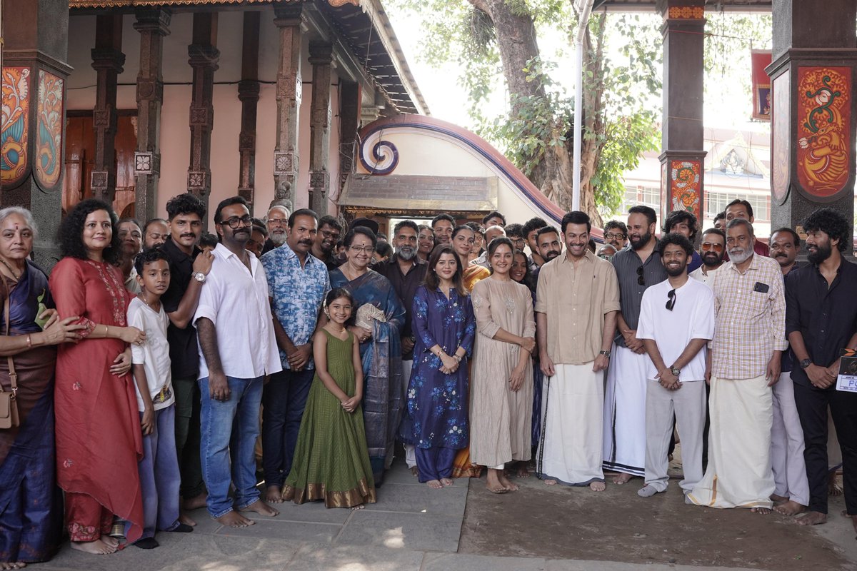 10gMedia's tweet photo. The chapter of thrill and illusions begins today ✨
A glimpse straight from the pooja of #ODIYAN - The Age of Illusion. 

#ManjuWarrier @PrithviOfficial #KaranJohar @AdarPoonawalla @apoorvamehta18 #SupriyaMenonPrithviraj @rahul_madking @ankursualy @DharmaMovies @PrithvirajProd 
@Poffactio