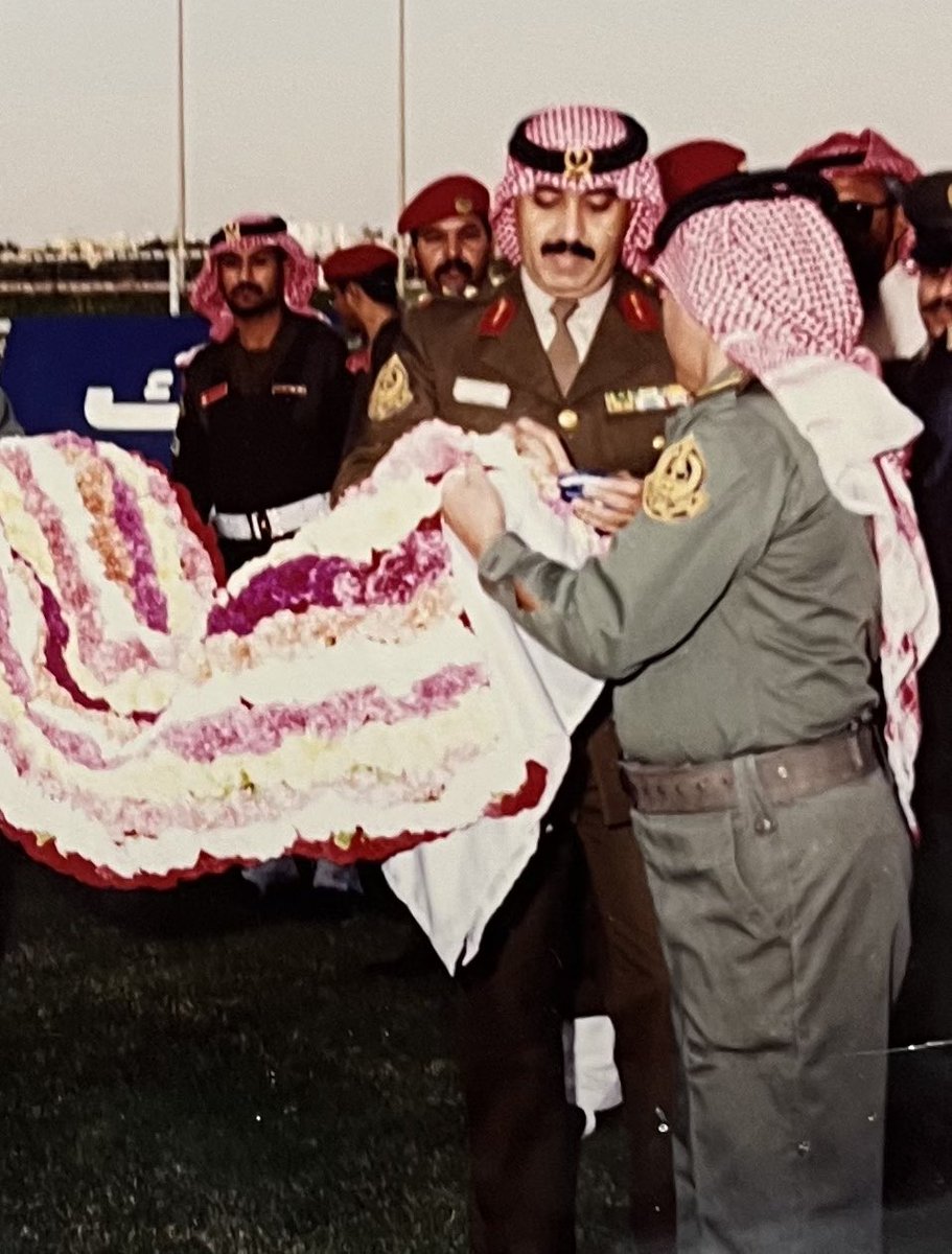 ali_alsehaiman's tweet photo. 📸🏇صور من ذاكرة
#الفروسية_السعودية
لاحتفالية مالك الخيل/
 محمد بن عبدالرحمن الخزيم بعد فوز البطل مصفوط بكأس كلية الملك خالد العسكرية واستلامه من الأمير متعب بن عبدالله
•المدرب/
راجح بن محسن القحطاني الذي يفوز بالكأس للسنة الثانية على التوالي🏆🏆
•الخيال بندر حمدام
#ميدان_الملز https://t.co/Jj8uaGVTMo