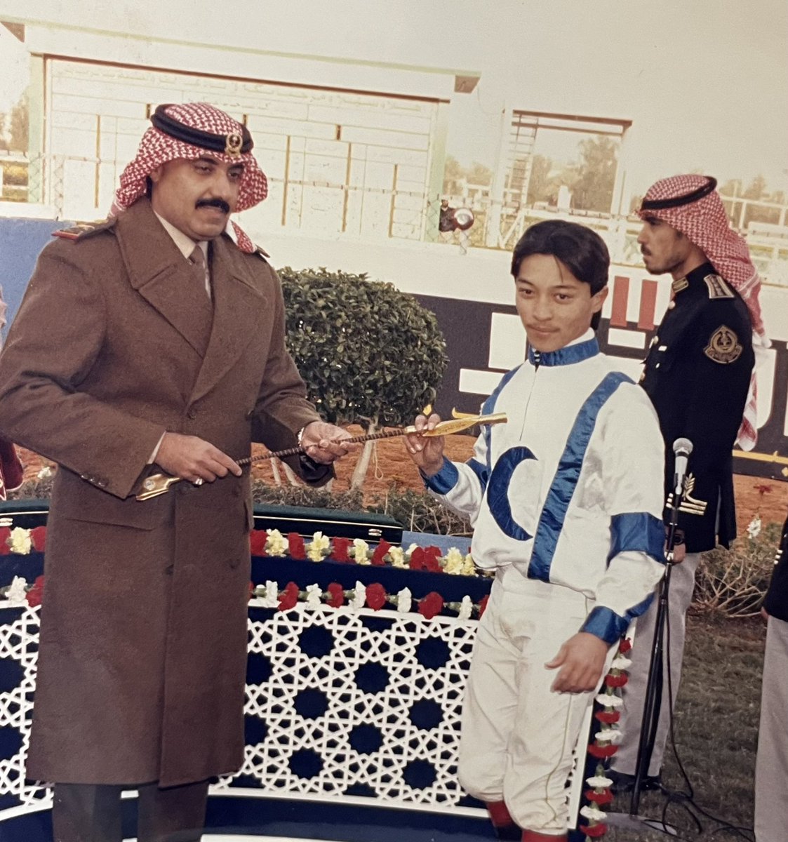 ali_alsehaiman's tweet photo. 📸🏇صور من ذاكرة
#الفروسية_السعودية
لاحتفالية مالك الخيل/
 محمد بن عبدالرحمن الخزيم بعد فوز البطل مصفوط بكأس كلية الملك خالد العسكرية واستلامه من الأمير متعب بن عبدالله
•المدرب/
راجح بن محسن القحطاني الذي يفوز بالكأس للسنة الثانية على التوالي🏆🏆
•الخيال بندر حمدام
#ميدان_الملز https://t.co/Jj8uaGVTMo