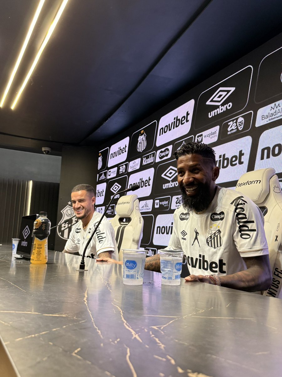 SantosFC's tweet photo. Rodinei e Coutinho sendo apresentados na Vila Belmiro! ⚪️⚫️

Assista ao vivo na #SantosTVNovibet: https://t.co/ajNxut5Zl5 https://t.co/PjbEbolaoe