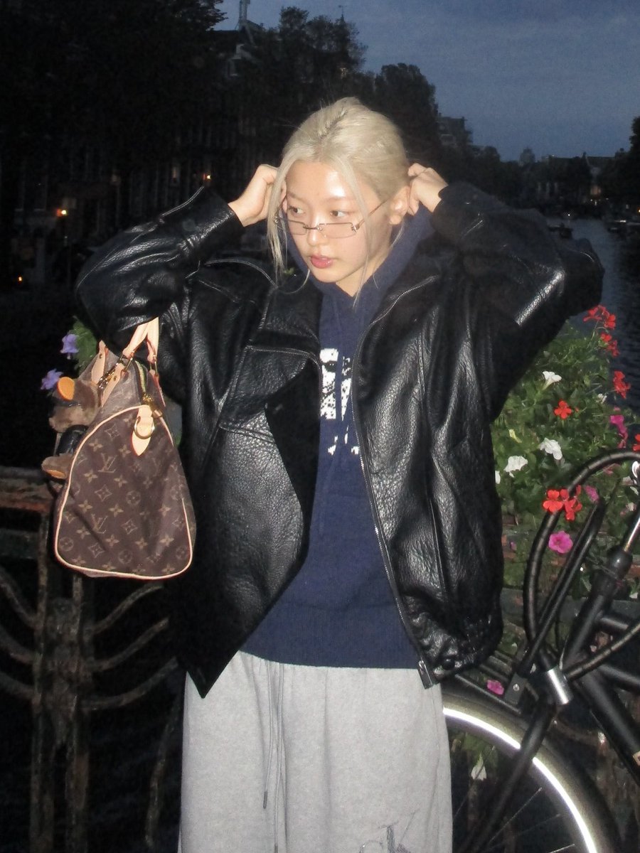 hannifem's tweet photo. yoonchae always posing like she wants 
to attract women omg im sick of her https://t.co/K8Ke7WX6ol