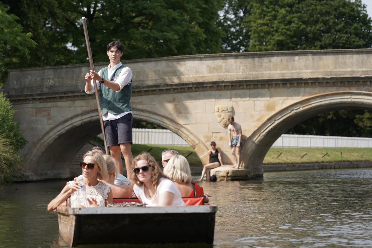wearecambridgee's tweet photo. Cambridge feels different from the River Cam. 🛶 Historic bridges, college architecture and peaceful riverbanks unfold as your punt moves through the city. Sit back, enjoy the journey and see Cambridge from the water.

#Cambridge #CambridgePunting #RiverCam #WeAreCambridge https://t.co/Bww9MRgIoR