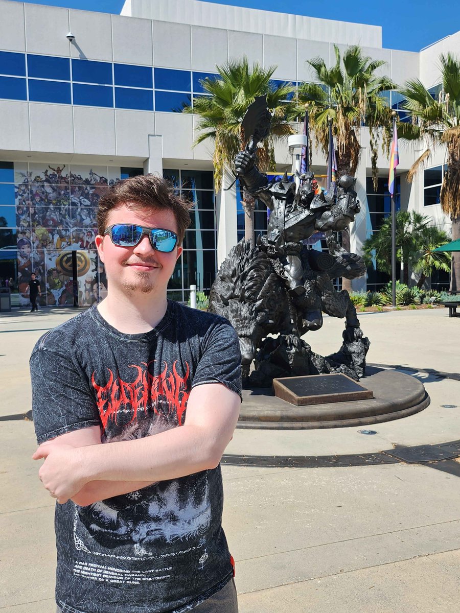 Distortion_2's tweet photo. Heading back from Blizzcon. Unfortunately caught the con plague and spent all day yesterday in bed 😫 Feeling a bit better now tho, hopefully stream soon once I get back! The Halloween addiction is still going strong. https://t.co/FrM8txXs1R