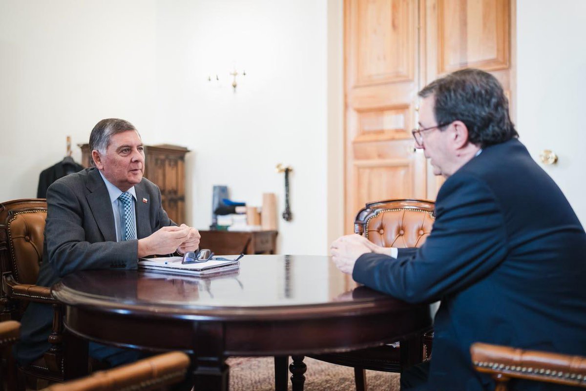 mindefchile's tweet photo. El Ministro Fernando Barros, sostuvo una reunión de trabajo con el Biministro del Interior y Segegob, Claudio Alvarado, en el Palacio de La Moneda.

La instancia permitió abordar materias de interés común para el Gobierno y fortalecer la coordinación entre ambas carteras. https://t.co/hEcWUgrVlM