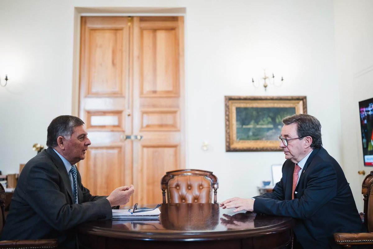 mindefchile's tweet photo. El Ministro Fernando Barros, sostuvo una reunión de trabajo con el Biministro del Interior y Segegob, Claudio Alvarado, en el Palacio de La Moneda.

La instancia permitió abordar materias de interés común para el Gobierno y fortalecer la coordinación entre ambas carteras. https://t.co/hEcWUgrVlM
