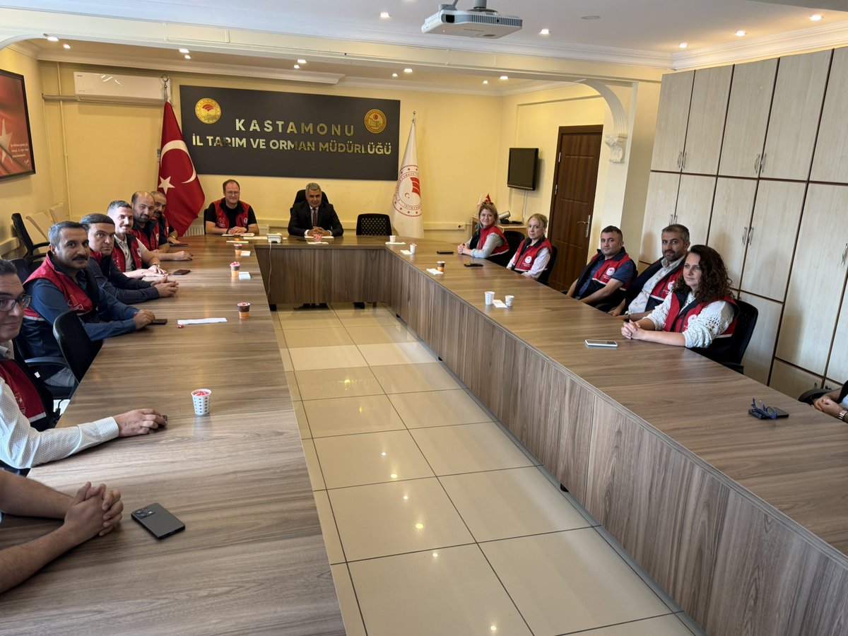 KastamonuTRM's tweet photo. 🐄 Hayvan Sağlığı Çalışmaları Değerlendirildi

İl Müdürümüz Ahmet Kılıç başkanlığında, Hayvan Sağlığı ve Yetiştiriciliği Şubemiz personelinin katılımıyla değerlendirme toplantısı gerçekleştirildi.

Toplantıda, bugün itibarıyla başlayan Sonbahar Şap Aşılama Kampanyası kapsamında yürütülecek çalışmalar ve aşılama programı ele alınırken; ilimizdeki genel hayvan sağlığı faaliyetleri, programlı aşılamalar, hastalıklarla mücadele ve yetiştiricilerimize yönelik çalışmalar değerlendirildi.

İl Müdürümüz Ahmet Kılıç, aşılama çalışmalarının titizlikle yürütülmesi ve hayvan hastalıklarıyla mücadelede gerekli hassasiyetin gösterilmesinin önemini vurgulayarak personele çalışmalarında başarılar diledi.

🐄💉 Sağlıklı hayvan, güvenli üretim, güçlü hayvancılık. @ibrahimyumakli @TCTarim @TR_HAYGEM
