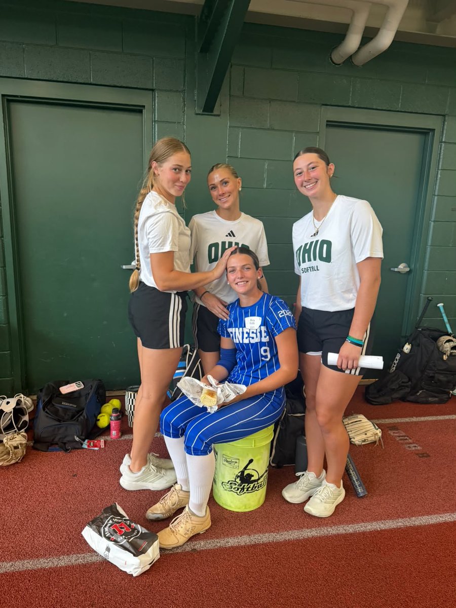 RushAva9's tweet photo. Always a good time in Athens! 💚
Thank you coaches and players for another great camp! Had a great time, as always! 😊 
Plus running into some bffs!  #rollbobbie’s @Paige_McMenemy @avrey_steiner  @whitmorealex8 @OhioBobcatSB https://t.co/80p3ppwLkf