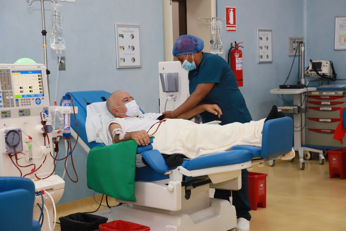 IESSec's tweet photo. ¡Tenemos buenas noticias para nuestros asegurados!

El Centro de Especialidades y Diálisis La Mariscal cuenta con 43 nuevas máquinas de hemodiálisis y de última tecnología, con las que el equipo médico realiza más de 2.400 sesiones mensuales.

El presidente del Consejo Directivo del #IESS, @BernardoCordovz, inspeccionó esta unidad médica, donde recorrió el área de Hemodiálisis.