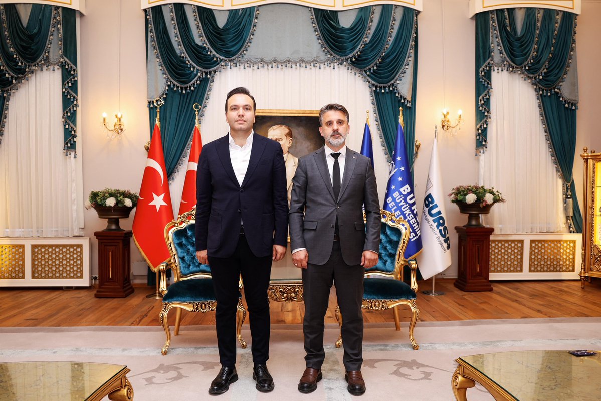 sahinbiba16's tweet photo. AK Parti Gençlik Kolları Genel Başkanımız Sayın Yusuf İbiş’i Bursamızda ağırlamanın memnuniyetini yaşıyoruz.

Bursa programı kapsamında Tarihi Belediye Binamızda bizleri ziyaret eden değerli Başkanımız ile birlikte İl Başkanımız Sayın Davut Gürkan, Milletvekilimiz Sayın Ahmet Kılıç ve kıymetli yol arkadaşlarımızın katılımıyla güzel bir buluşma gerçekleştirdik.

Davasına inanan, heyecanıyla teşkilatımıza güç katan genç kardeşlerimizle aynı hedefe, aynı inançla yürümeye devam edeceğiz.

Nazik ziyaretleri için teşekkür ediyor, Bursamıza hoş geldiniz diyorum.
