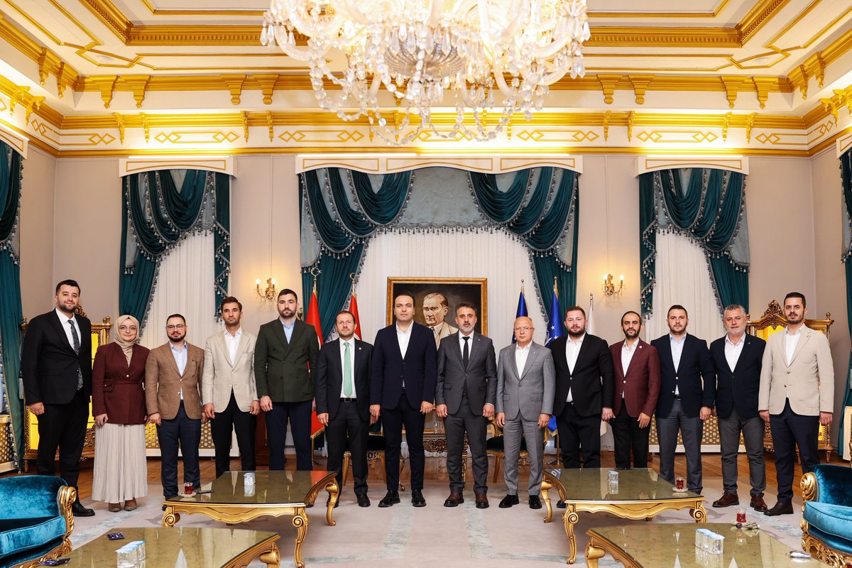 sahinbiba16's tweet photo. AK Parti Gençlik Kolları Genel Başkanımız Sayın Yusuf İbiş’i Bursamızda ağırlamanın memnuniyetini yaşıyoruz.

Bursa programı kapsamında Tarihi Belediye Binamızda bizleri ziyaret eden değerli Başkanımız ile birlikte İl Başkanımız Sayın Davut Gürkan, Milletvekilimiz Sayın Ahmet Kılıç ve kıymetli yol arkadaşlarımızın katılımıyla güzel bir buluşma gerçekleştirdik.

Davasına inanan, heyecanıyla teşkilatımıza güç katan genç kardeşlerimizle aynı hedefe, aynı inançla yürümeye devam edeceğiz.

Nazik ziyaretleri için teşekkür ediyor, Bursamıza hoş geldiniz diyorum.